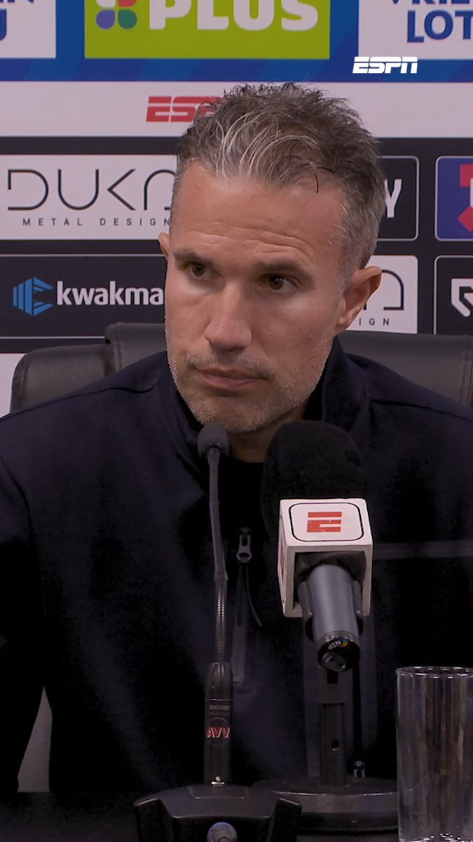 Robin van Persie verbaasd over aanwezigheid VAR in Volendam 🤨