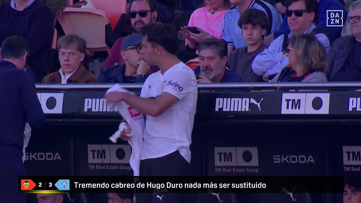 IMAGEN DAZN 📹 El enfado de Hugo Duro en el banquillo del Valencia CF #LALIGAenDAZN ⚽
