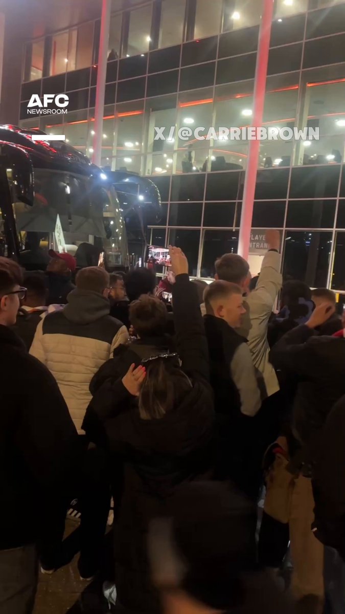 Mikel Arteta spending time with the travelling fans after the game last night, signing autographs. You can hear fans in the background chanting, “We go again!” and “Mikel, we’ve got this.” ❤️ 🎥/ Carrie Brown 💙