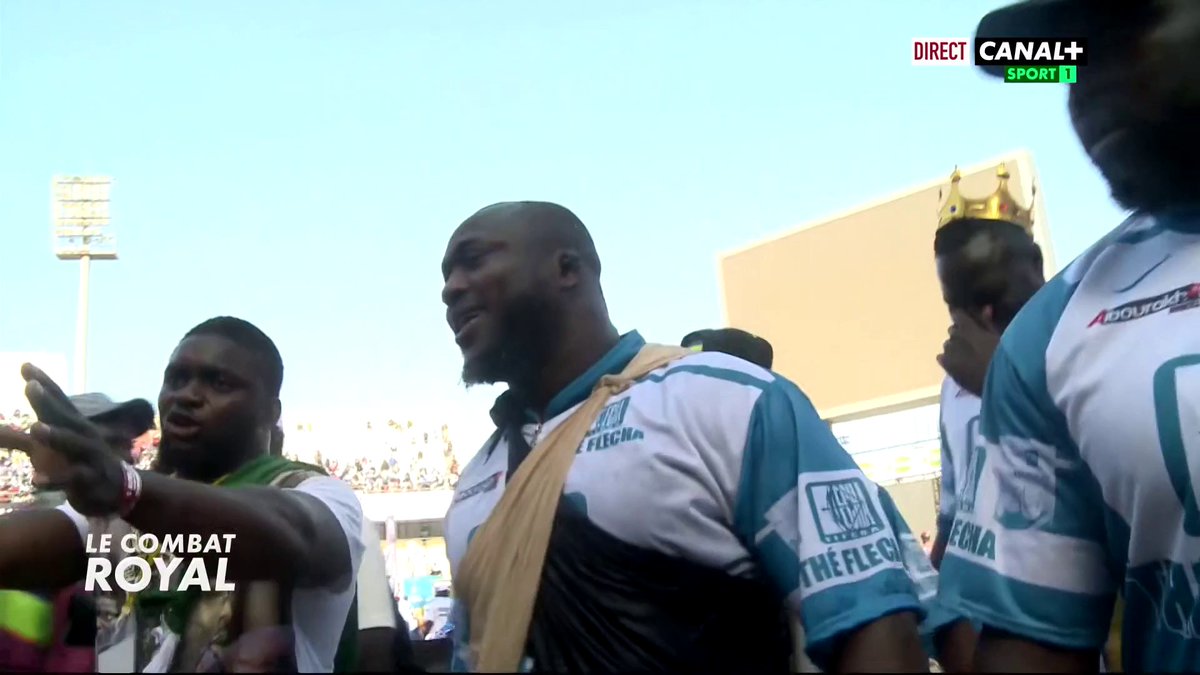 #CombatRoyal 🤼‍♂️ : Le mystique et la puissance🦁 Admirez l'arrivée de Modou Lô, une entrée digne de son rang de Roi des Arènes.