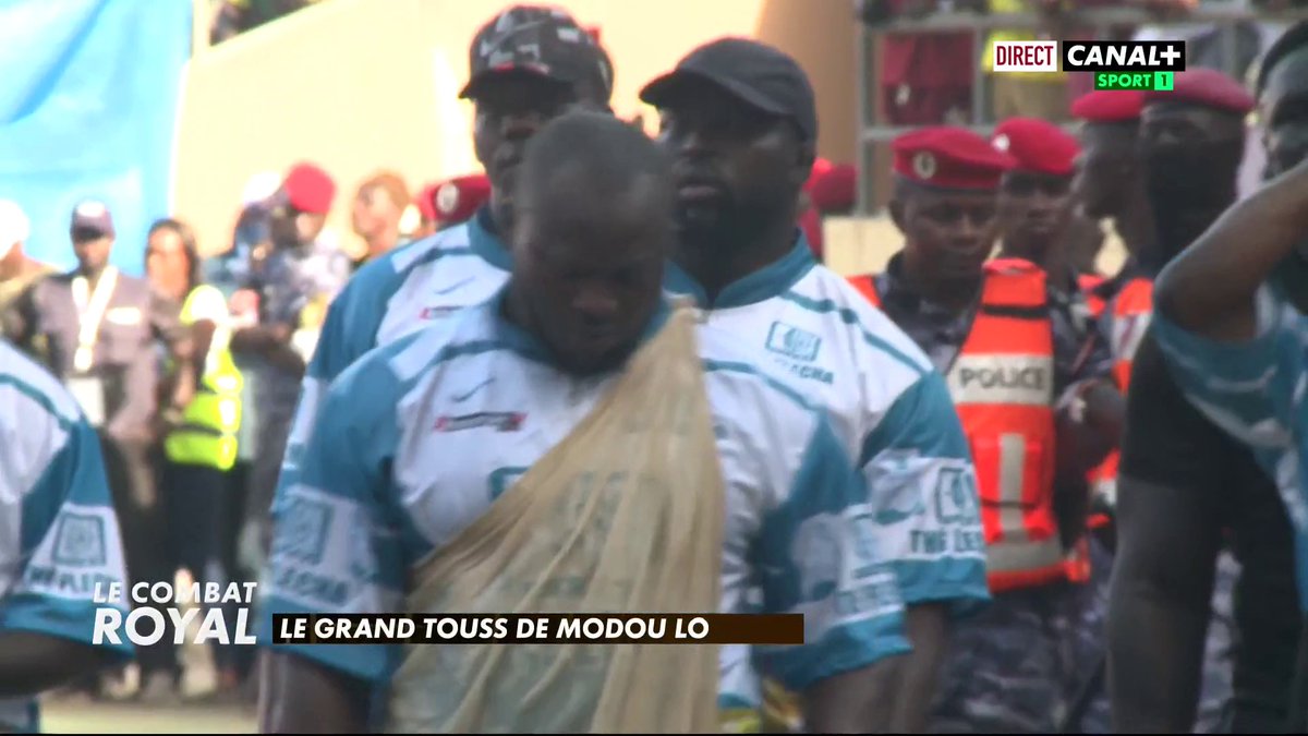 #CombatRoyal 🤼‍♂️ : Le stade en ébullition ⚡️🏟️ Regardez le Touss spectaculaire de Modou Lô qui vient d'enflammer l'arène. Le Roi des Arènes montre qui est le patron avant même le coup de sifflet 🔥👑