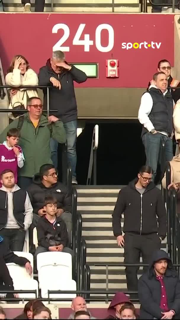 Felicidade para os adeptos do West Ham que se arrependeram e ainda voltaram a tempo de se sentar na bancada 😅 #sporttvportugal #FUTEBOLnaSPORTTV #TaçadeInglaterra #WestHam #Leeds