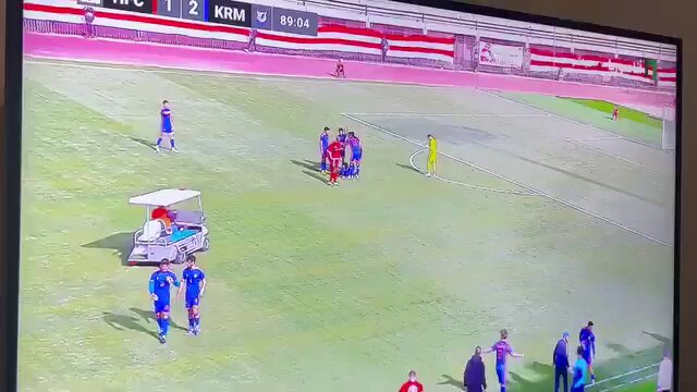 🚨⚡جانب آخر: سيارة الاسعاف تصطدم بلاعب اثناء محاولة إسعاف لاعب آخر، خلال مباراة كرة قدم في الدوري السوري.