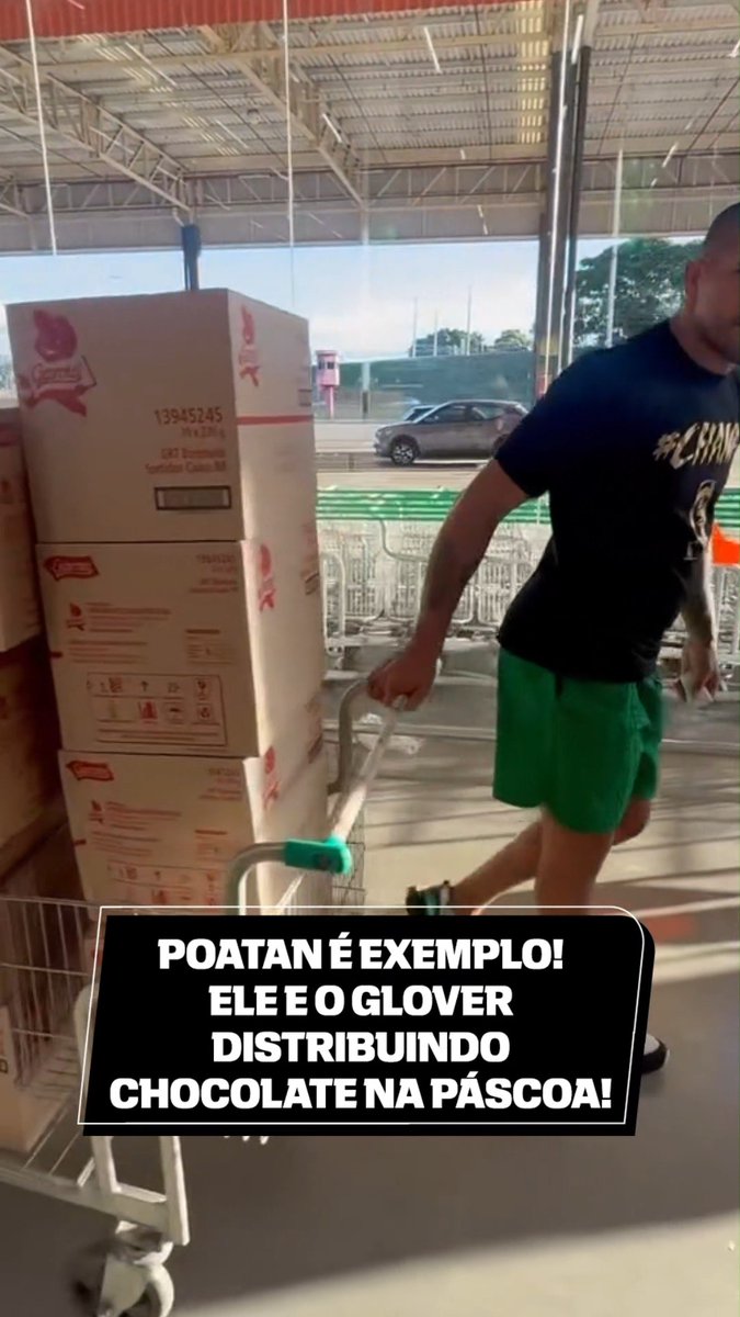 Alex Pereira distribue des chocolats aux enfants des favelas, pour Pâques. 🍫💛