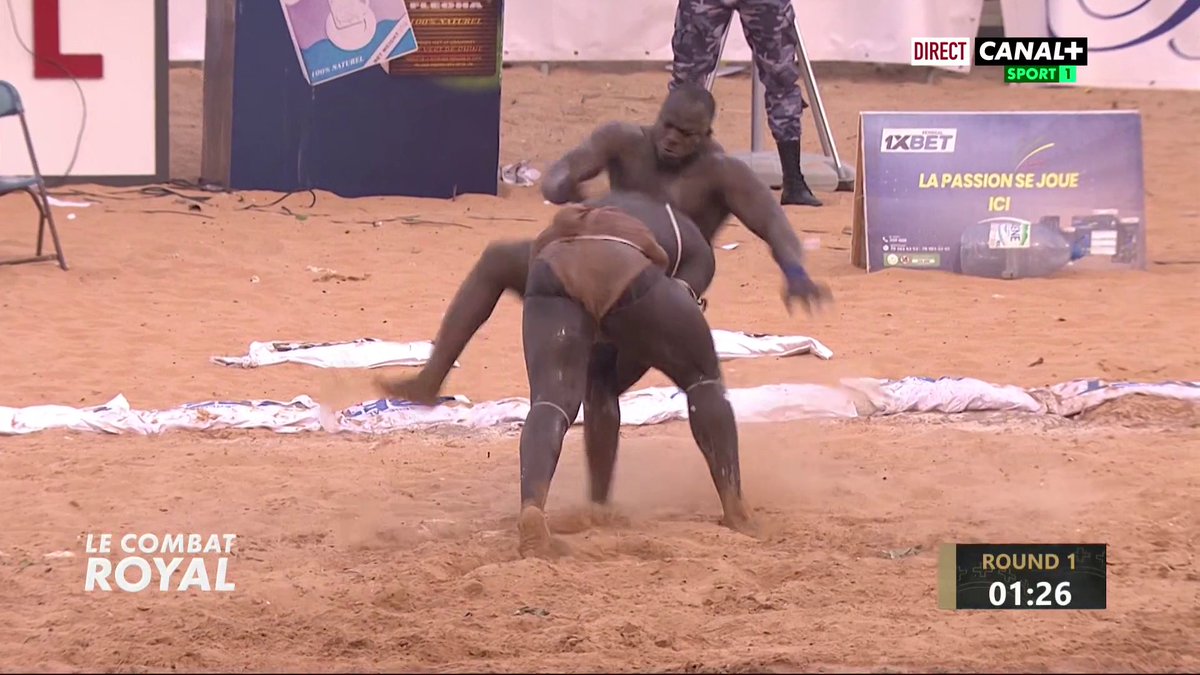 #CombatRoyal 🤼♂️ : UN NOUVEAU ROI EST COURONNÉ !👑🇸🇳 Exploit monumental de Sa Thiès qui terrasse Modou Lô et s'empare du trône. Guédiawaye exulte, l'histoire est en marche 🌋🏆