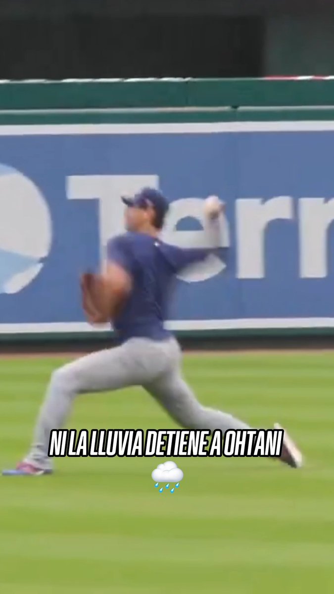 Cuando amas lo que haces se nota... 😁 🌧 Pese a la fuerte lluvia y el partido demorado, Shohei Ohtani se quedó en el campo entrenando. 👏 No deja de sonreír. (vía Taroabe0109/hochi_andoh)