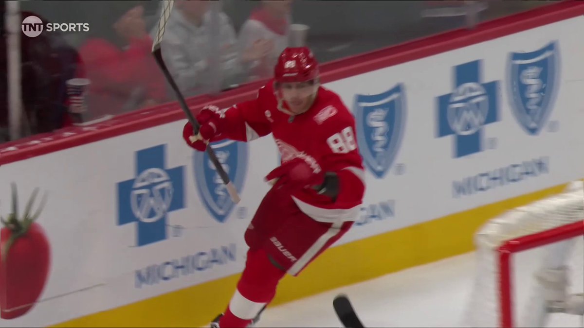 PATRICK KANE TIES IT!!! 🤯 📺: NHLonTNT &amp; @StreamOnMax ➡️