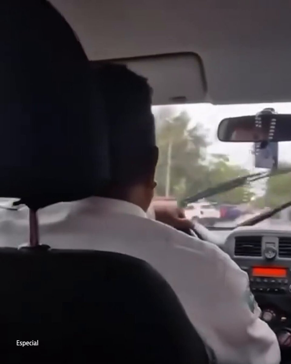 🚨 “Ni siquiera me estás llevando al destino”: Un taxista en Playa del Carmen se hizo viral tras ofender a un turista al intentar cobrarle el doble por un viaje. El visitante mostró su indignación, ya que el conductor no lo dejaba bajar de la unidad y lo llevaba a otro destino. Ante esto, el turista pidió ser llevado con un policía, pero el taxista continuó insultándolo.