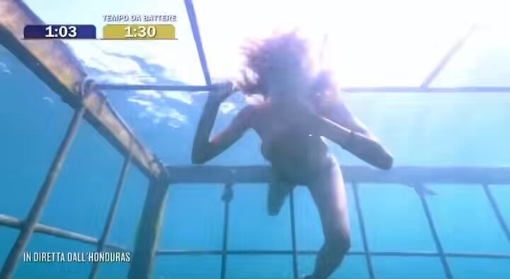 Ahora que están haciendo la apnea, recuerdo cuando el año pasado, en Italia, casi pierden a una concursante porque se le quedó el pelo enganchado y no era capaz de salir del agua #ConexiónHonduras5