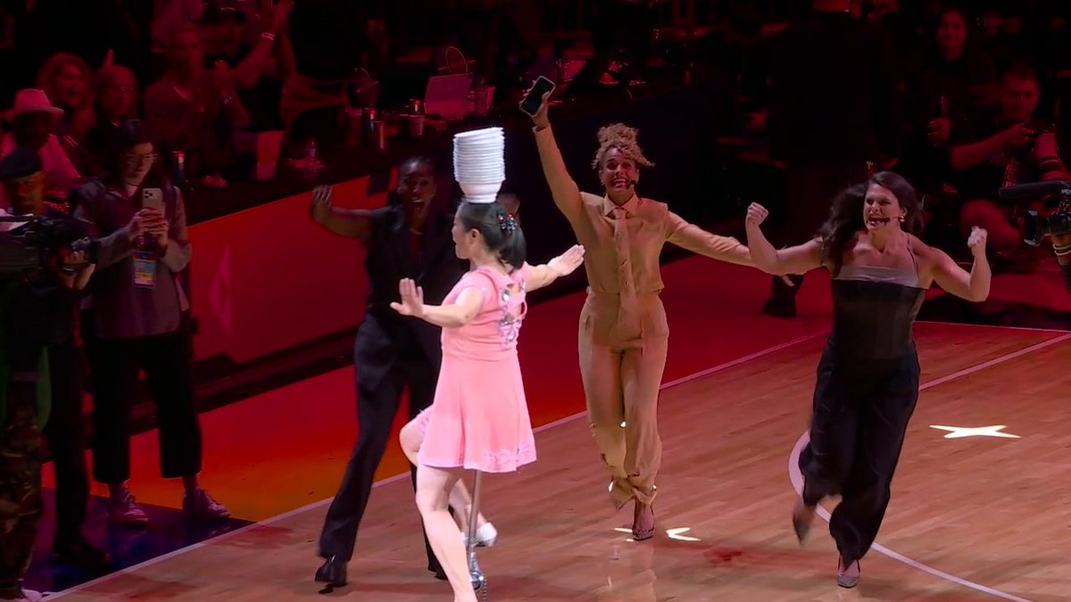 .Ilona Maher was mic'd up during Red Panda's halftime performance 🤣