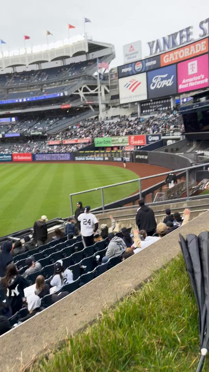 The Yankees are coming out to Nueva Yol now 🔥