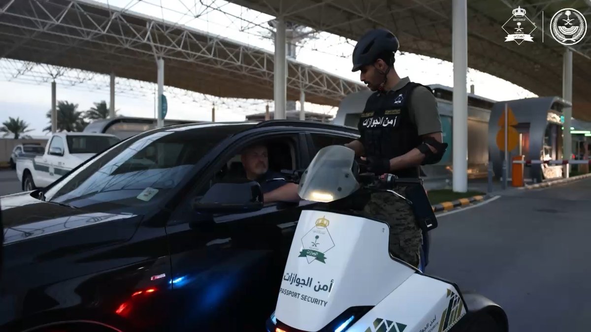 📹| الدراجات الكهربائية لأمن الجوازات في منفذ جسر الملك فهد.. سرعة في الأداء وارتقاء في الخدمات المقدمة للمسافرين. #الجوازات_السعودية