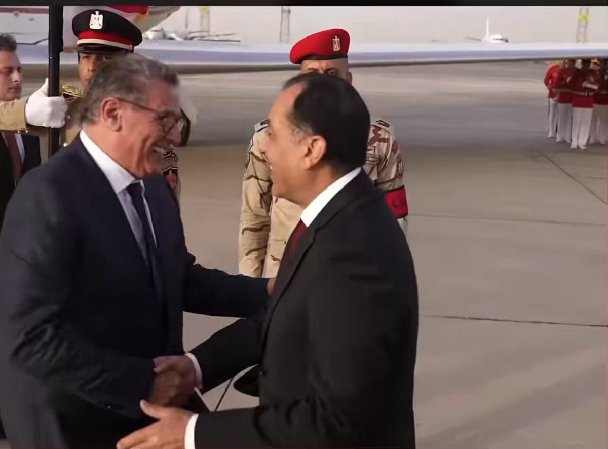 🇲🇦🤝🇪🇬 تاريخي اليوم في القاهرة.. أخنوش يفتح صفحة جديدة مع مصر! حلّ رئيس الحكومة عزيز أخنوش مساء اليوم الأحد بالقاهرة على رأس وفد وزاري رفيع المستوى، في استقبال حار من نظيره المصري مصطفى مدبولي. 🔹 الهدف: تدشين الدورة الأولى للجنة المشتركة للتنسيق والمتابعة. 🔹 الحصاد المرتقب: توقيع 16 اتفاقية استراتيجية تغطي الاقتصاد، الطاقة، الفلاحة، النقل، والثقافة. 🔹 الرسالة: تحول العلاقة من “جوار” إلى شراكة إنتاجية وتكامل إقليمي قوي. بعد سنوات من التردد، #الرباط و #القاهرة توحدان الصفوف لبناء قطب اقتصادي وسياسي موحد في شمال أفريقيا. 🚀🌍 #المغرب #مصر #أخنوش #الدبلوماسية #الاقتصاد #القاهرة #الشراكة_المغربية_المصرية