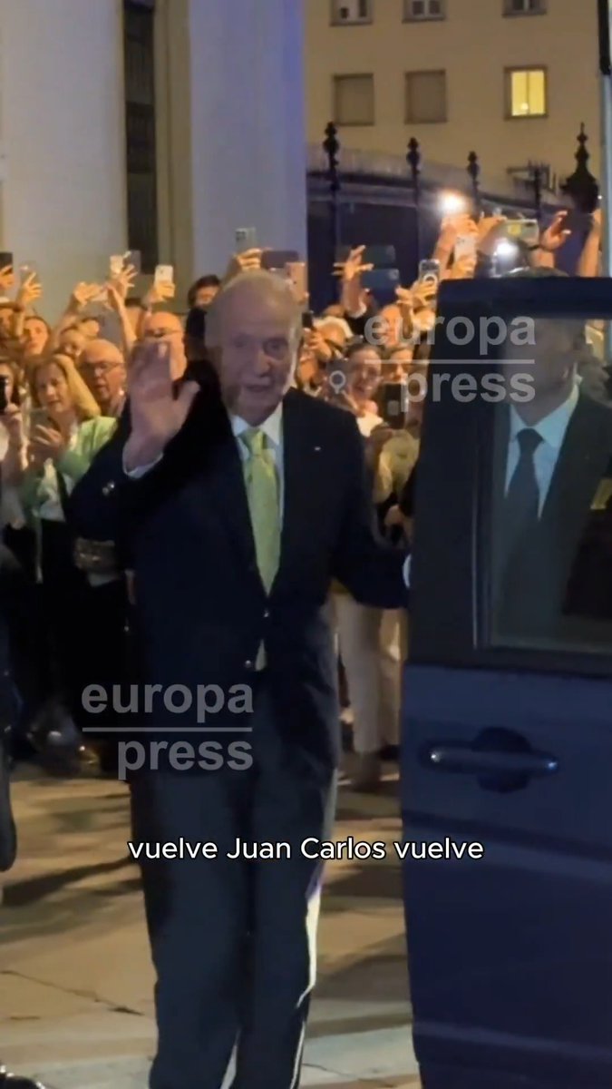 Así se ha vivido la salida del rey Juan Carlos I de La Maestranza de Sevilla: "Vuelve a España"