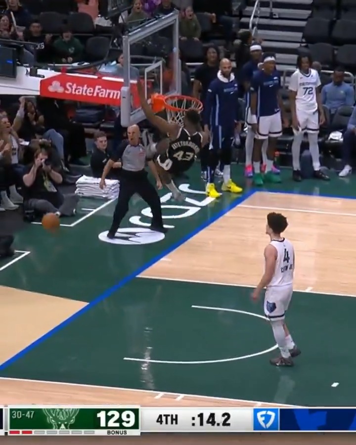 ANTETOKOUNMPO BROS ALLEY-OOP 🔥 Thanasis receives tech for backboard slap after lob from Alex 😅