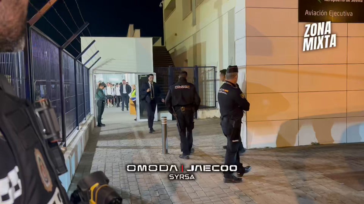 🔴🚨 TENSA LLEGADA DE LA PLANTILLA DEL Sevilla Fútbol Club TRAS LA DERROTA EN OVIEDO. 🤬 Insultos a DEL NIDO CARRASCO, NIANZOU y JORDAN. ‼️ Caras serias de toda la expedición a la llegada a San Pablo. 📹 Edu Saniña | #ZonaMixta