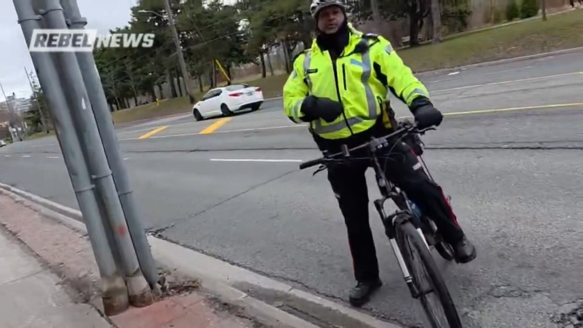 Toronto’s notorious “Officer Bubbles” escorts Hamas supporters through a Jewish neighbourhood. He warns a Jewish resident not to tell him how to do his job.