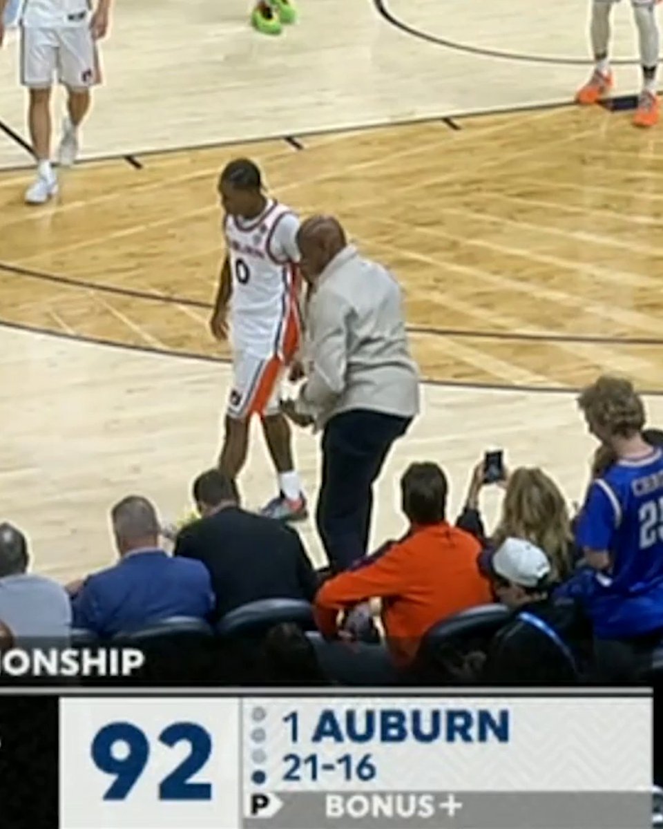 Tahaad Pettiford dapped up former Auburn Basketball great Charles Barkley before securing the NIT Championship for the Tigers 😂 🧡