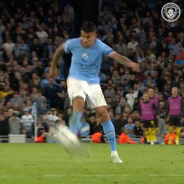 Bayangkan Yamal mengirimkan trivela memanjakan yg bisa dijangkau oleh Erling Haaland Haaland tipe striker yg berusaha bisa “makan” umpan apa aja, tap in bisa, duel bola atas bisa, bikin gerakan akrobat bisa Cancelo jg udah paham bola2 kesukaan Haaland