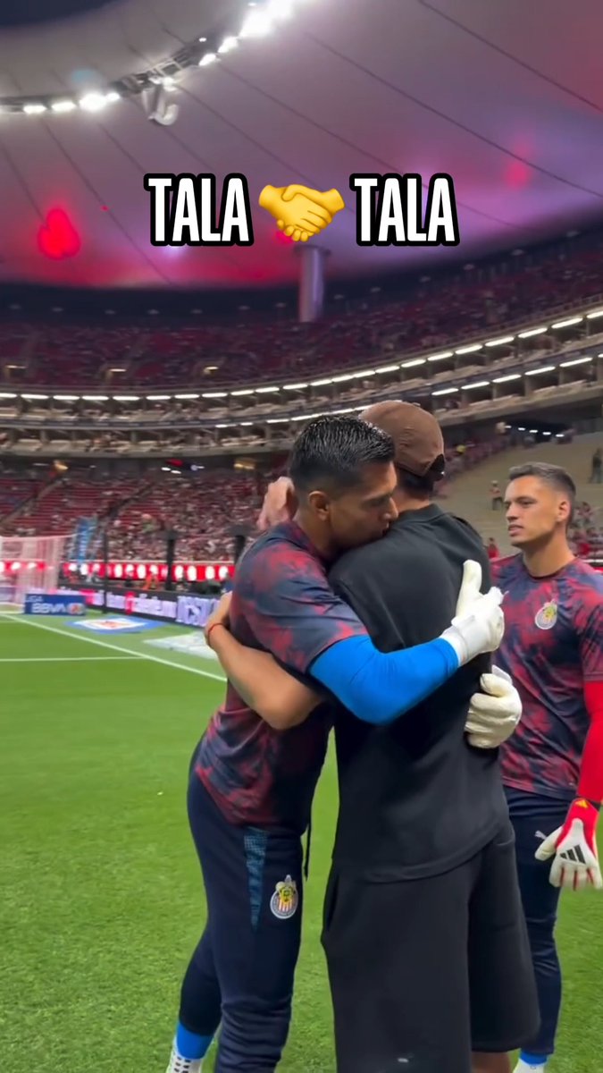 ESTOY VIENDO DOBLE 🥴 Tala Rangel hablando con Alfredo Talavera, el junte que no sabías que necesitabas. 📹 Chivas