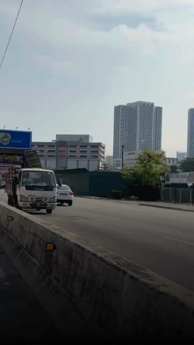 A driver who was filmed travelling against traffic along Jalan Klang Lama has surrendered to police, claiming he took a wrong turn while heading toward Mid Valley Megamall. Police said breathalyser and urine tests returned negative for alcohol and drugs. The case is being investigated under Section 42(1) of the Road Transport Act 1987.