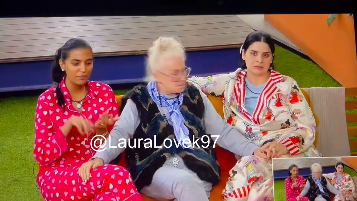 Miss Moco: No soporto a Fabio La bruja: Ni yo La Gorda complejista: Yo tampoco Mis moco: Es que le veo feísimo. Alguien le dijo a la Burra que Fabio le tenía que gustar, porque si mal no recuerdo, tanto ella como la gorda, estaban las primeras semanas cachondas con el Canario 🤣 #LCDLF6