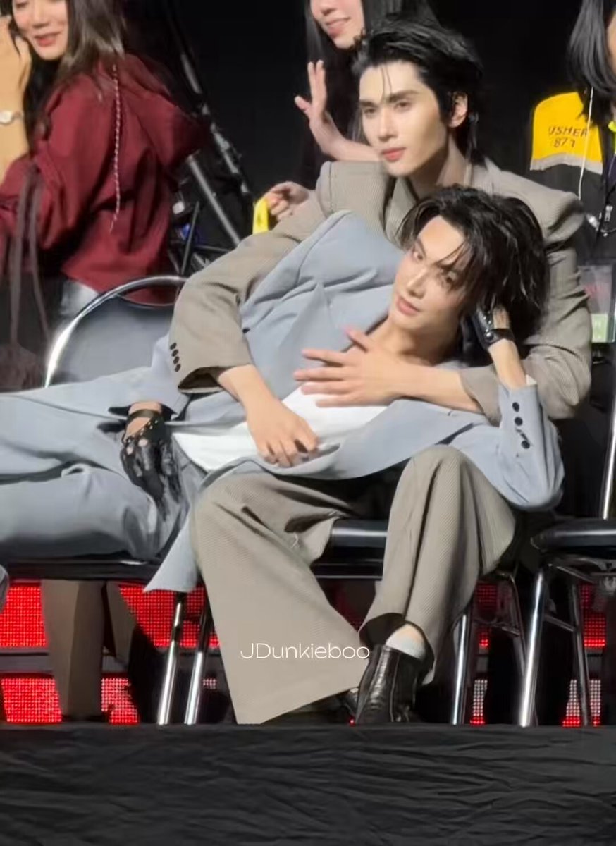 joong wanted to do the michelangelo painting pose but dunk took his hand 😆🤏🏻 EYES ON JOONGDUNK FANCON #JoongDunkFanconD2