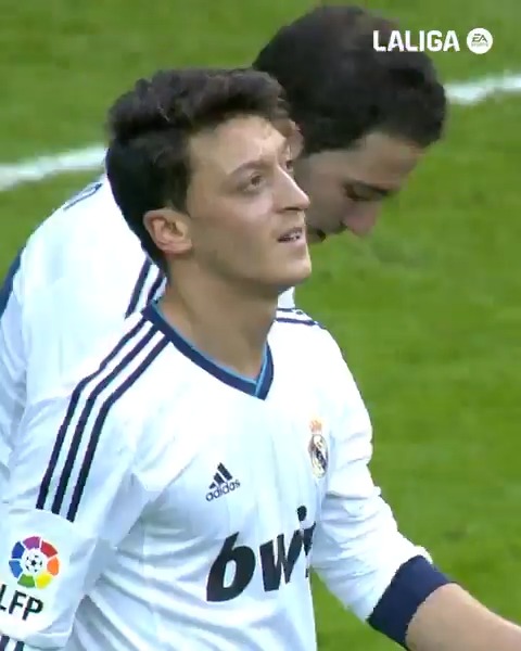 🎩 MAGIA PURA. ¡Se cumplen 13 años de este doblete de Mesut Özil saliendo desde el banquillo en el Bernabéu! TalDíaComoHoy | LALIGARetro | LALIGAHistory