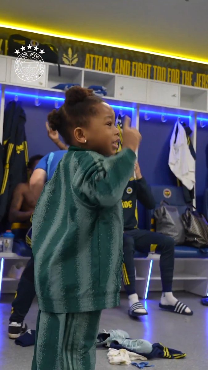 Nene’nin oğlu Gara galibiyeti kutluyor. 💛💙