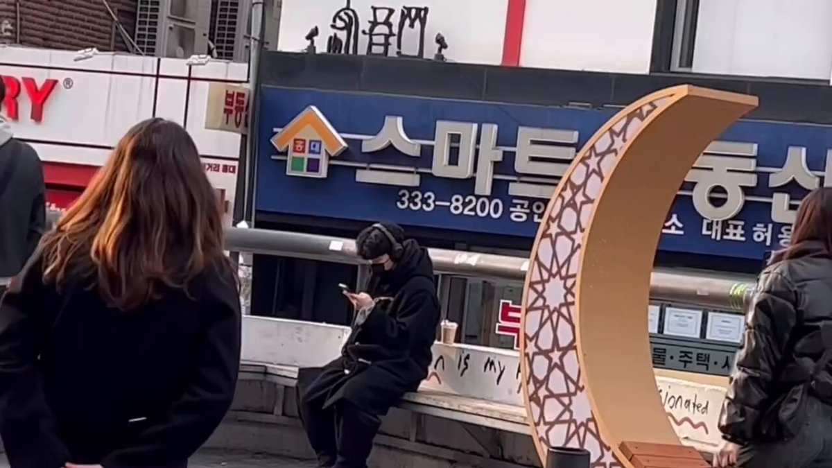 An Indian girl approached many Korean men on Valentine’s Day to give them a rose and said, “You’re handsome.” They rejected it. Isn't this creepy? Why do they keep doing this? They were even uncomfortable with her behavior. If an Indian man did this to Korean girls, feminist girls would hate and abuse all Indian men. Would they say the same thing and call her a creep too?