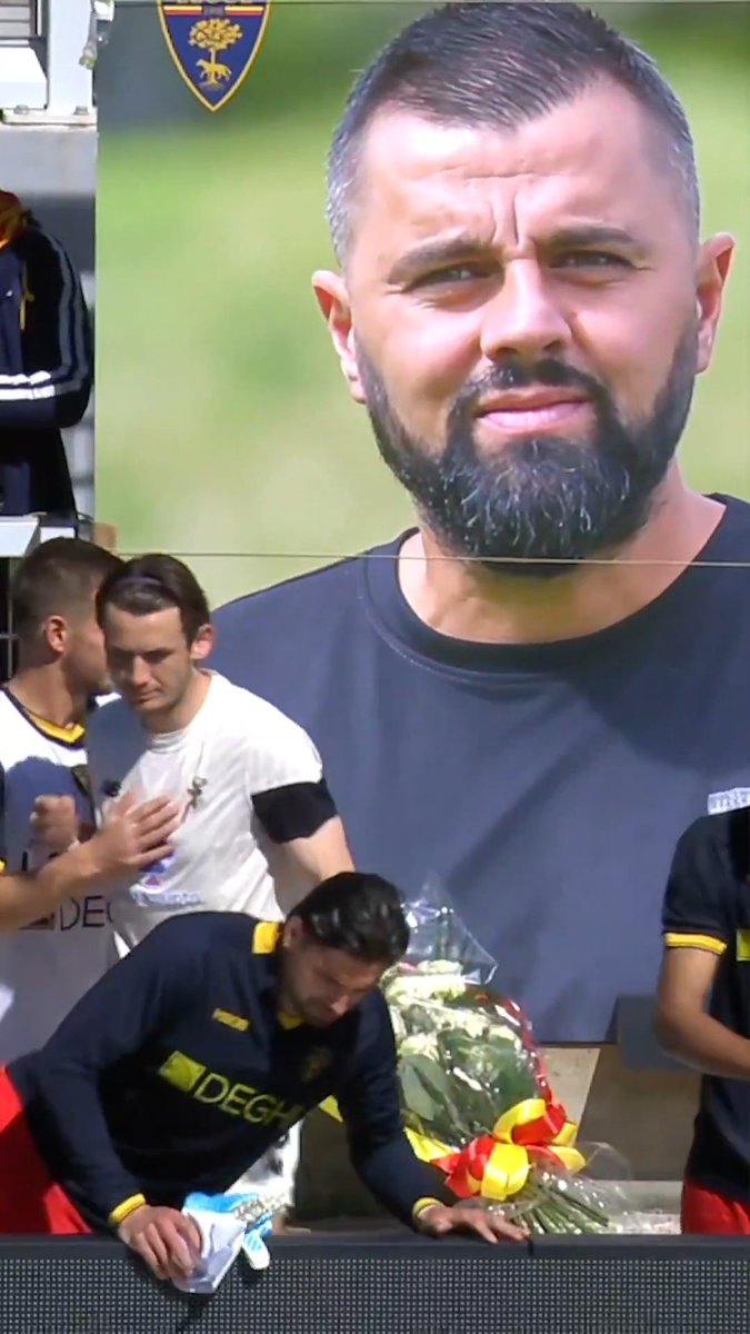 Il bellissimo omaggio dell'Atalanta per Graziano Fiorita 💐👏 Il fisioterapista del Lecce scomparso lo scorso anno proprio prima della gara dei salentini a Bergamo ❤️ Guarda #LecceAtalanta, LIVE ora su #DAZN