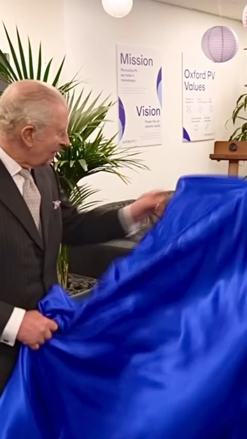 Monarchs are just like us! 😂 King Charles had a relatable moment during a plaque unveiling at a solar panel manufacturer when he tugged a little too enthusiastically… and it promptly fell to the floor. “It’s always a disaster!” Charles quipped, making everyone laugh - especially when he joked that the plaque would probably end up “in the downstairs loo” 🤣 #kingcharles #royalfamily #blooper 📽️: Getty