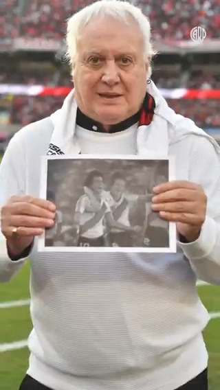 📸🎞️ El gol del Norberto Osvaldo Alonso con la pelota naranja en La Boca, guardado para siempre en la memoria de todos los riverplatenses 🤍❤️🤍