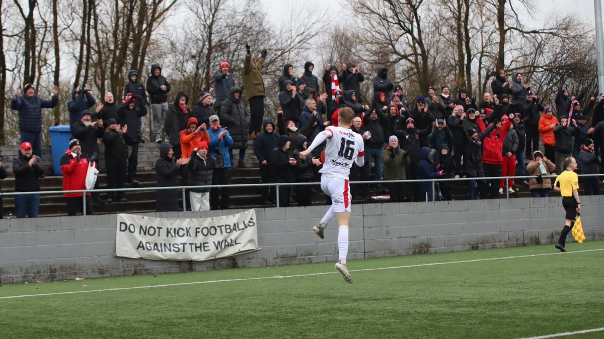 Na quinta divisão do futebol escocês, que golaço do Clydebank FC!
