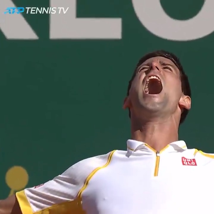 Cómo olvidar este día. El 21 de abril de 2013, Djokovic derrotó a Rafa Nadal en Montecarlo cortando una racha DESCOMUNAL. El balear llevaba OCHO años seguidos ganando allí, con 46 victorias seguidas. Era dificilísimo ganarle allí, hasta que llegó Nole.