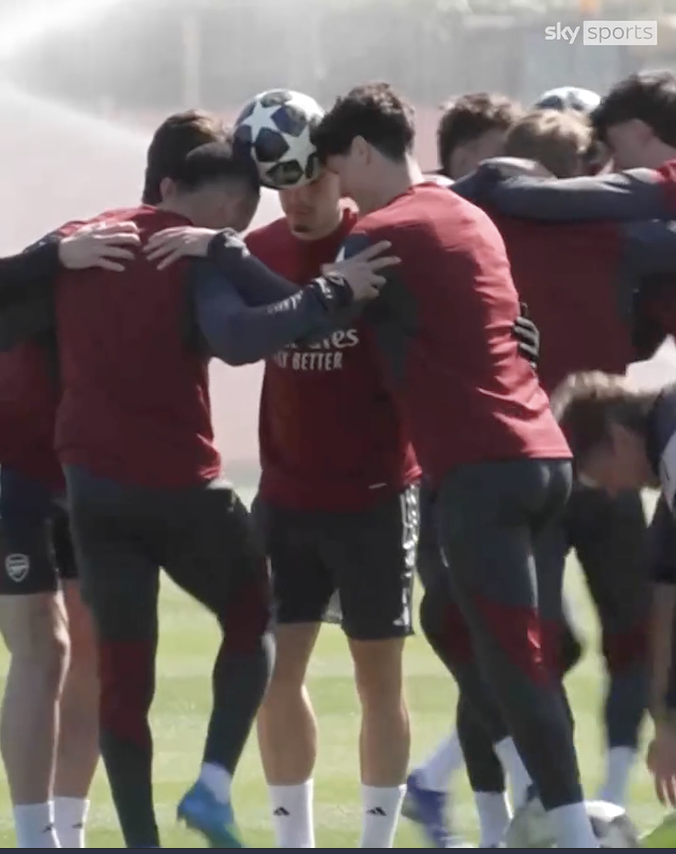 Who knew Arsenal’s bank holiday training session would be based around a pen? 😅✍️