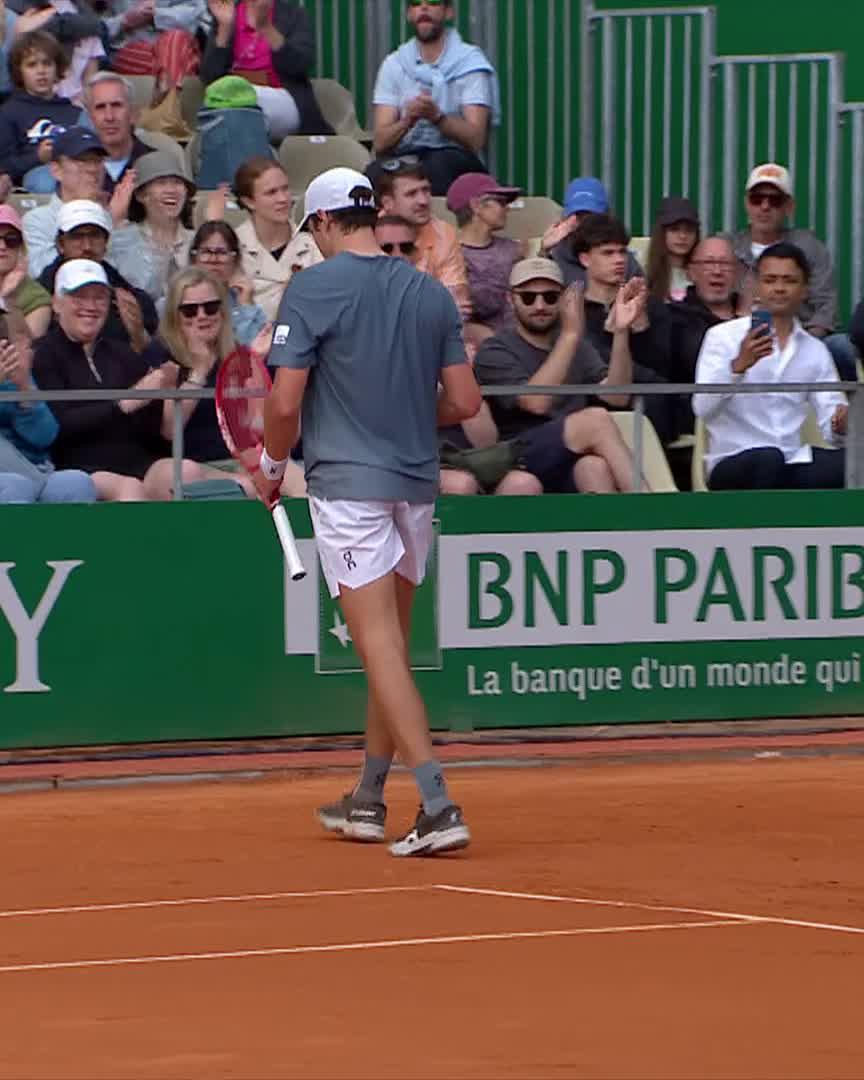 João Fonseca hits a fantastic forehand passing shot against Gabriel Diallo in Monte Carlo. Moving so well on the clay. Beautiful stuff. 🇧🇷