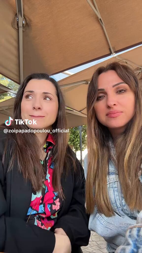 Κάποια στιγμή έπρεπε να λήξει αυτο το μπέρδεμα. Οντως ειναι δύο διαφορετικές γυναικες. Για να συναντήθηκαν σημαινει οτι πολύς κοσμος ακομα τις μπερδεύει. ΜΑΡΙΑΝΝΑ ΠΟΛΥΧΡΟΝΙΔΗ (ηθοποιός, ερμηνευτρια) ΖΩΗ ΠΑΠΑΔΟΠΟΥΛΟΥ (ερμηνευτρια) #portoleone #dikastis #j2us