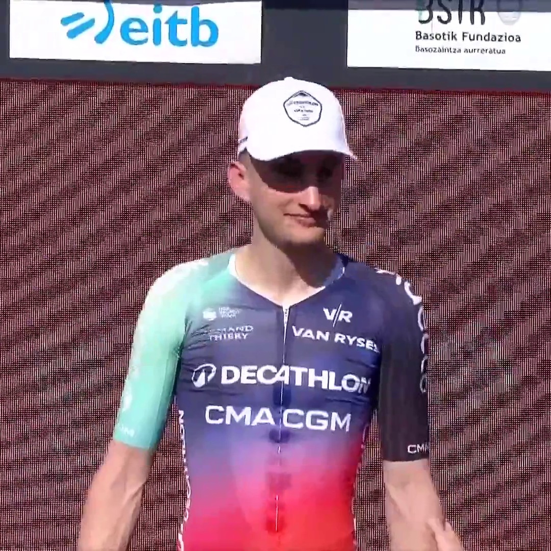 Une image qui restera ! Le podium de Paul Seixas après sa première victoire en World Tour 🏆 Suivez le Tour du Pays Basque sur Eurosport et HBO Max