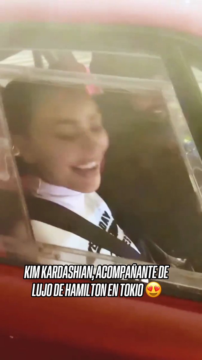 ¡LA COPILOTA DE LEWIS HAMILTON! 😍 El británico realizó su video de Tokyo Drift abordo de un Ferrari F40 y junto a Kim Kardashian. 🔥 🏎 🔥