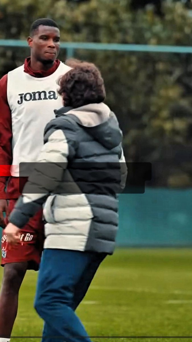 Trabzonspor-Galatasaray derbisi öncesi gerçekleşen antrenmanda Fatih Tekke'nin, Paul Onuachu ile girdiği ikili mücadele izleyenleri güldürdü.