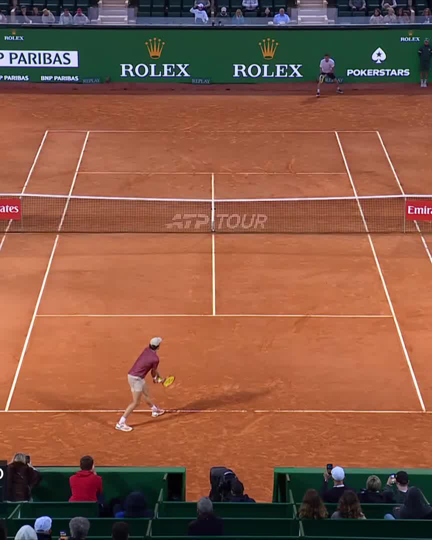 VACHEROT RENVERSANT À DOMICILE 🇲🇨 Mené d’un set et d’un break, Valentin Vacherot élimine Juan Manuel Cerundolo (5-7, 6-2, 6-1) et se qualifie pour le deuxième tour au Masters 1000 de Monte-Carlo. Le local affrontera le finaliste 2025 Lorenzo Musetti. 🍿