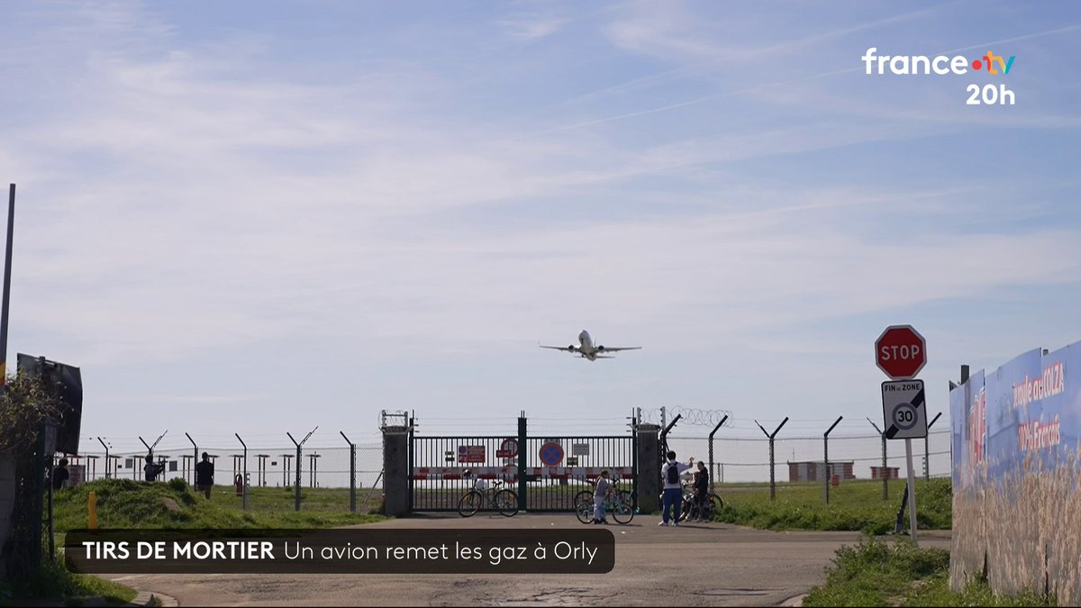 ✈️Incident à l'aéroport d'Orly. Des tirs de mortiers d'artifice ont provoqués une intense fumée sur la piste d'atterrissage. Un avion Easyjet qui allait atterrir a dû remettre les gaz au plus vite. Les tirs pourraient provenir d'un convoi de mariage. #20h