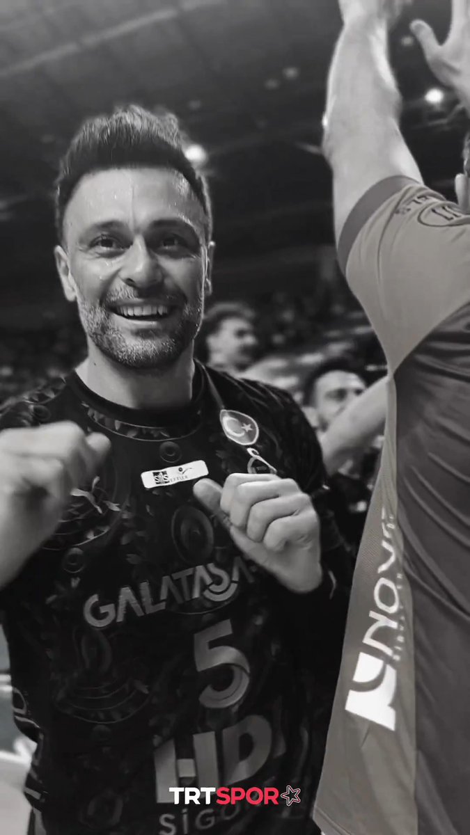 🥲 Oralarda hep Galatasaraylı takım arkadaşı olurdu… 🟡🔴 Hasan Yeşilbudak, maç sonu takım tebrikleşmesinde #TRTSporDijital’i görünce beklediğini bulamadı. 😬