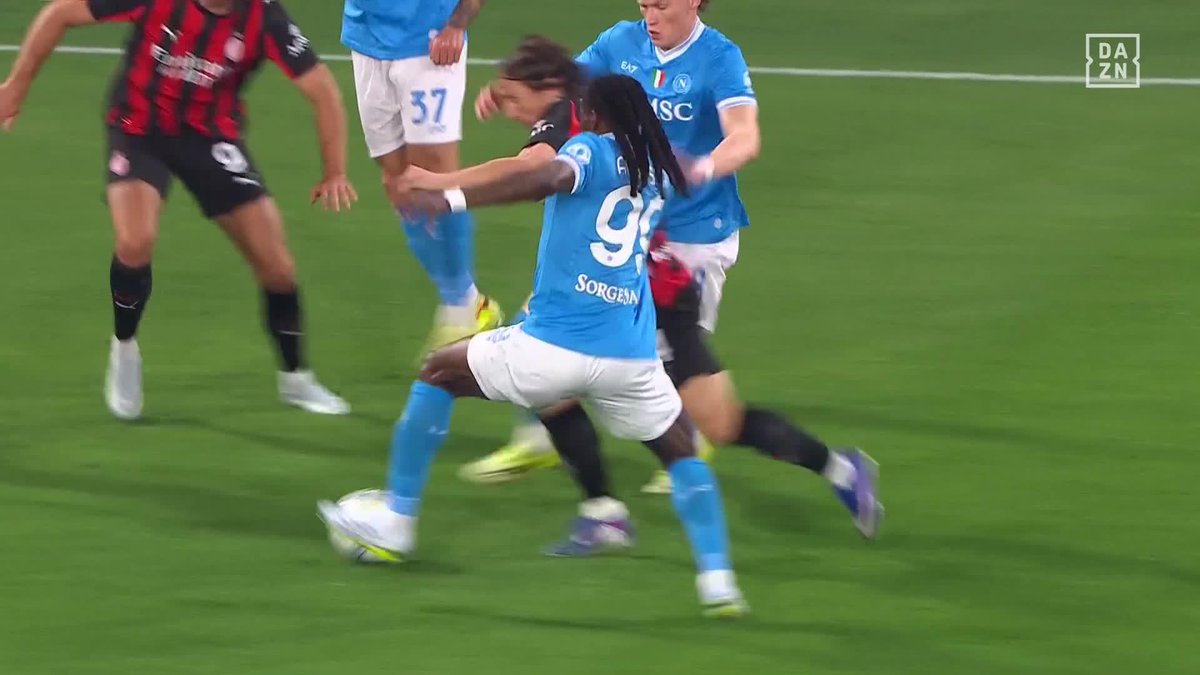 LUKA MODRIC ES UN ESCÁNDALO 🤯🤯🤯 Cambio de ritmo y autopase para irse de tres. Tiene que aparecer un cuarto y hacerle falta para poder pararlo... con 40 años. ES BRUTAL 👏 #SerieAenDAZN 🇮🇹