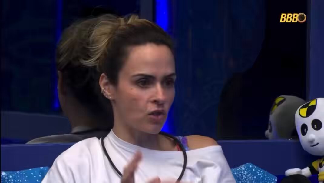 Diante de uma fala da Milena sobre as atitudes de Samira no jogo, Ana Paula pontuou que constrói suas conclusões a partir da junção de pontos. Na visão da Ana, Samira não está fazendo isso, mas sim repetindo histórias sem um desfecho. No jogo, a forma como as atitudes são interpretadas, tanto lá dentro quanto aqui fora, muda tudo. #TeamRenault #BBB26