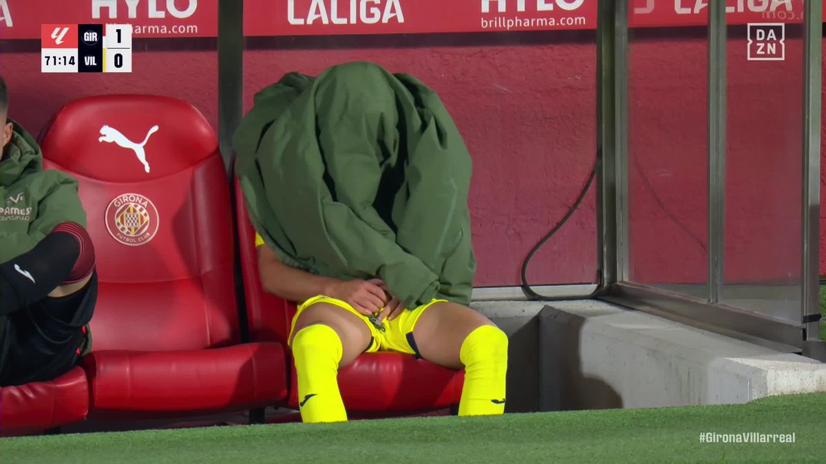 La imagen de Alberto Moleiro en el banquillo del Villarreal tras ser sustituido #LALIGAenDAZN ⚽