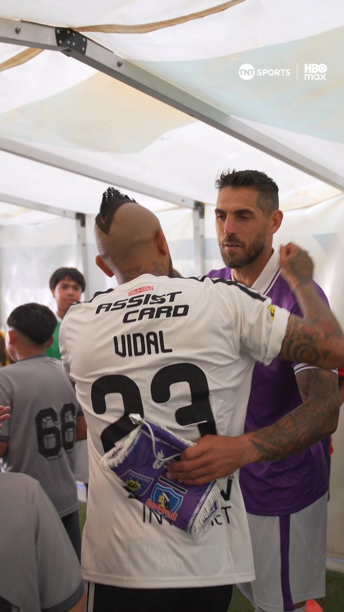 🤩⚽👑 ¡Todos quieren algo del Rey! Así fue como todos los niños y jugadores de Deportes Concepción saludaron a Arturo Vidal en el túnel, previo a ingresar al duelo entre #ColoColo y el León de Collao. Disfruta la #LigaDePrimeraMercadoLibre 2026. Suscríbete a #TNTSportsenHBOMax 📲💻 Link en la BIO 📍