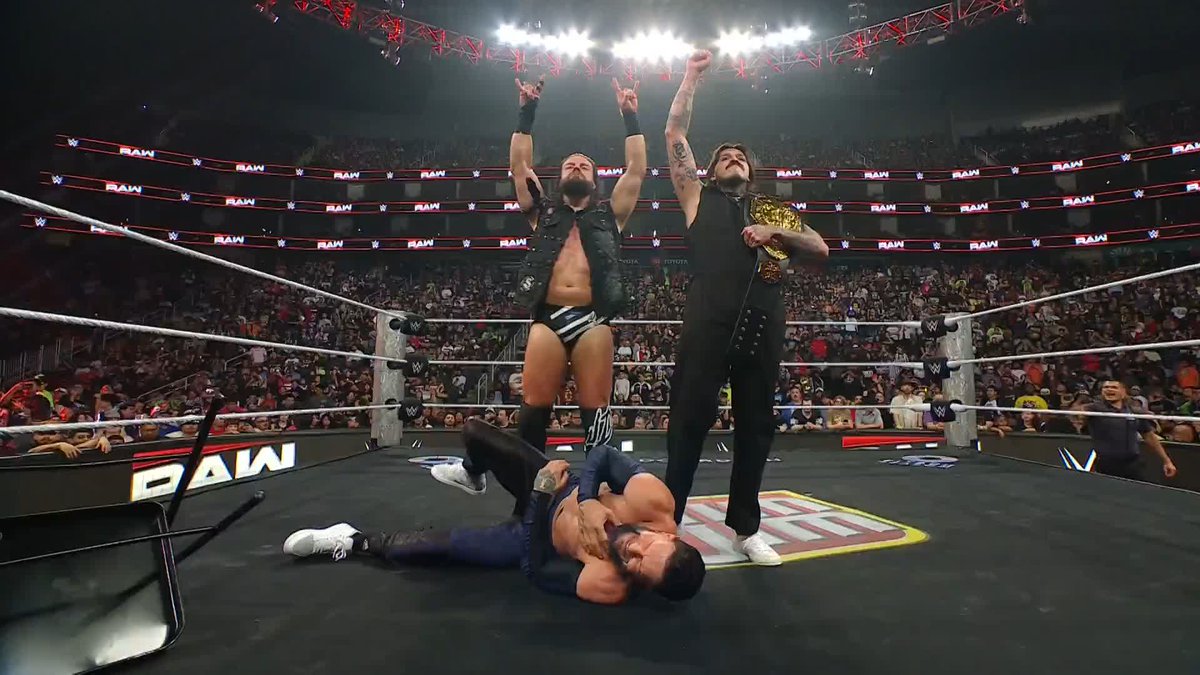 DIRTY DIRTY DIRTY 😒 Dominik brutally ATTACKS Finn Bálor from behind!