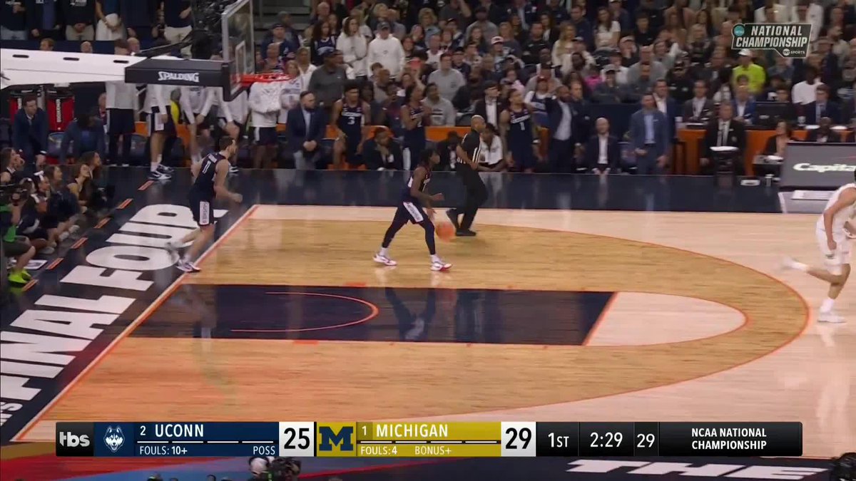 Aday Mara post work 💪 #MarchMadness Michigan Men's Basketball